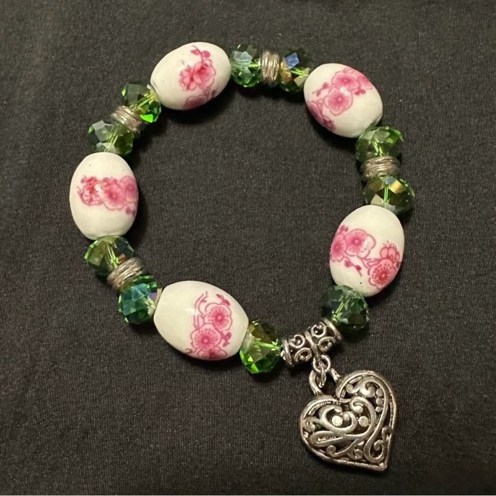 Elegant Green Crystals and Pink Porcelain
Bracelet with Heart Charm